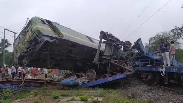 ओडिशाच्या कटू आठवणी ताज्या असतानाच आणखी एक रेल्वेचा मोठा अपघात ओडिशाच्या कटू आठवणी ताज्या असतानाच आणखी एक रेल्वेचा मोठा अपघात