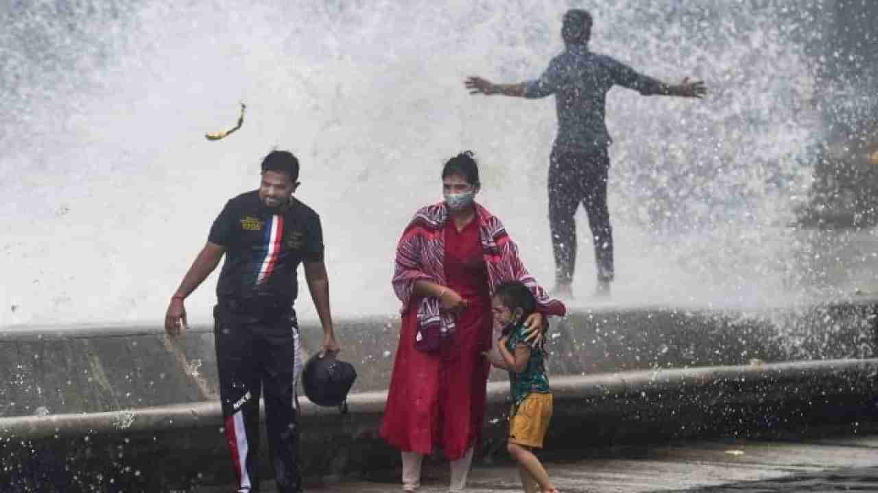 Mumbai Rains : सुकून है यहाँ पर...! म्हणत मुंबईकर भरपावसात मरीन ड्राईव्हवर!