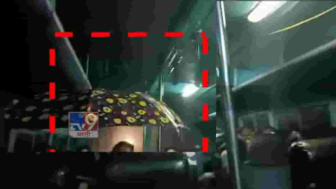 पहिल्या पावसातच एसटीबसची पोलखोल; छत असूनही प्रवाशांना घ्यावी लागते छत्री पहिल्या पावसातच एसटीबसची पोलखोल; छत असूनही प्रवाशांना घ्यावी लागते छत्री