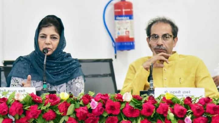 सत्तेसाठी उद्धव ठाकरे मेहबूबा मुफ्तींच्या बाजूला बसले, भाजपच्या या टीकेवर सुप्रिया सुळे म्हणतात... सत्तेसाठी उद्धव ठाकरे मेहबूबा मुफ्तींच्या बाजूला बसले, भाजपच्या या टीकेवर सुप्रिया सुळे म्हणतात...
