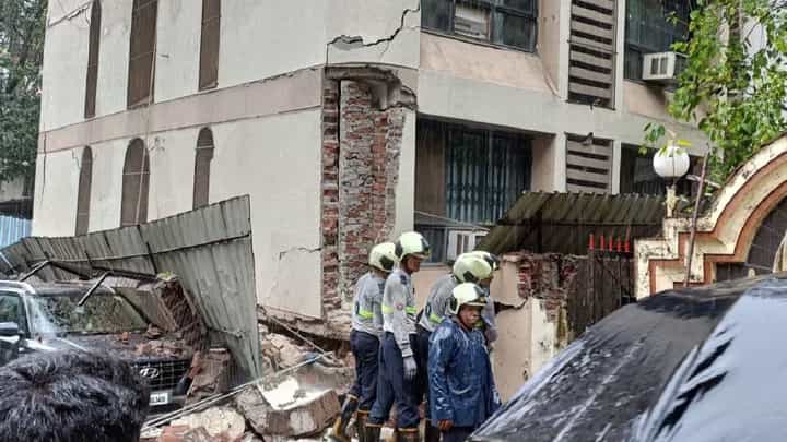 पहिल्या पावसाचा कहर; घाटकोपरमध्ये इमारतीचा भाग कोसळला, युद्धपातळीवर बचावकार्य सुरु पहिल्या पावसाचा कहर; घाटकोपरमध्ये इमारतीचा भाग कोसळला, युद्धपातळीवर बचावकार्य सुरु