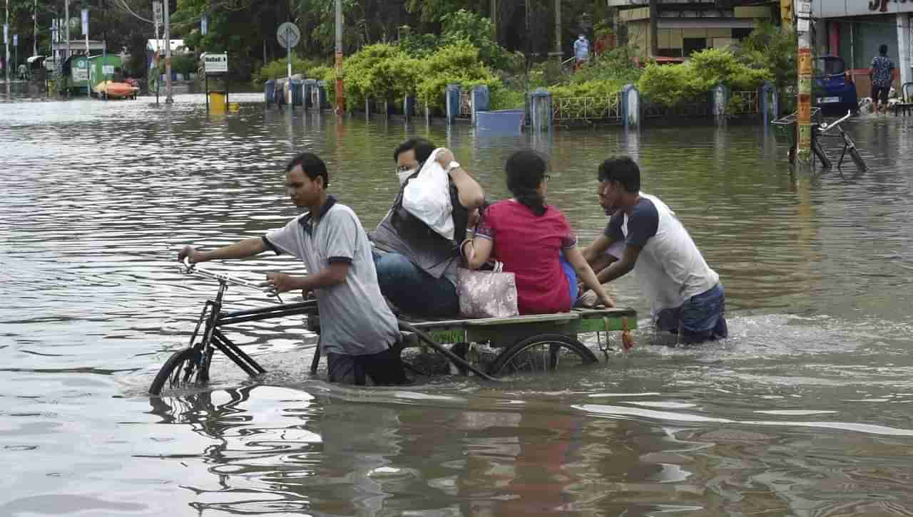 नागरिकांनो पावसात सावधान, पोलला हात लावल्याने रेल्वे स्थानक परिसरात महिलेचा मृत्यू, कुठे घडली घटना