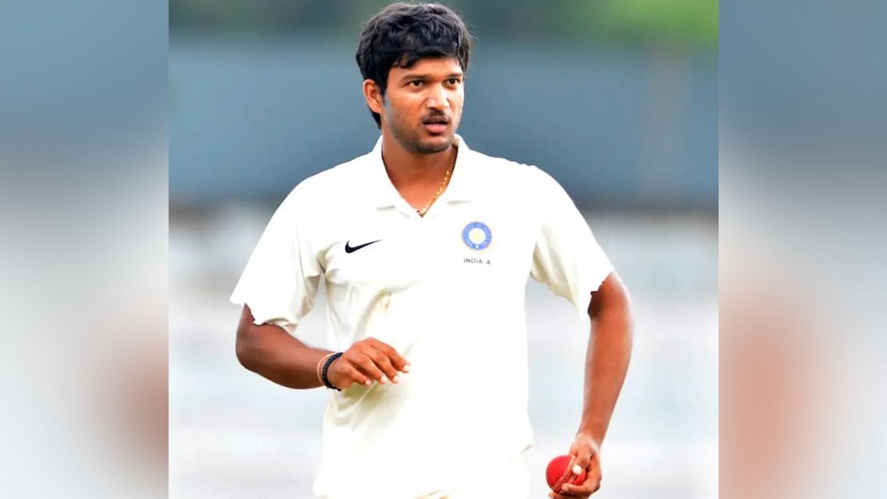 जलज सक्सेना हे देशांतर्गत क्रिकेटमधील मोठं नाव आहे.  देशांतर्गत क्रिकेटमध्ये मध्य प्रदेशकडून तो खेळला. यासोबतच तो इंडिया रेड, सेंट्रल जॉन मुंबई इंडियन्स, रॉयल चॅलेंजर्स बंगलोर आणि दिल्ली कॅपिटल्स या संघांचा भाग होता. परंतु देशांतर्गत क्रिकेटमध्ये चमकदार कामगिरी करूनही जलज सक्सेनाला टीम इंडियाची जर्सी घालण्याची संधी मिळाली नाही.