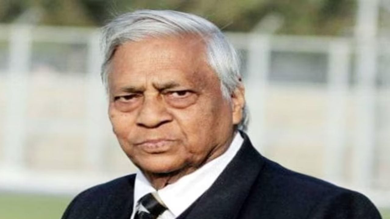 राजिंदर गोयल यांनी 1958/59 च्या मोसमात रणजी क्रिकेटमध्ये पदार्पण केलं होतं. रणजी क्रिकेटच्या इतिहासात सर्वाधिक विकेट्स त्यांनी घेतल्या आहेत. राजिंदर गोयल 1885 पर्यंत देशांतर्गत क्रिकेट खेळत राहिले यामध्ये त्यांनी 639 विकेट घेतल्या. हरियाणाकडून ते देशांतर्गत क्रिकेटमध्ये खेळले. 21 जून 2020 साली वयाच्या 77 व्या वर्षी त्यांची प्राणज्योत मालवली. 