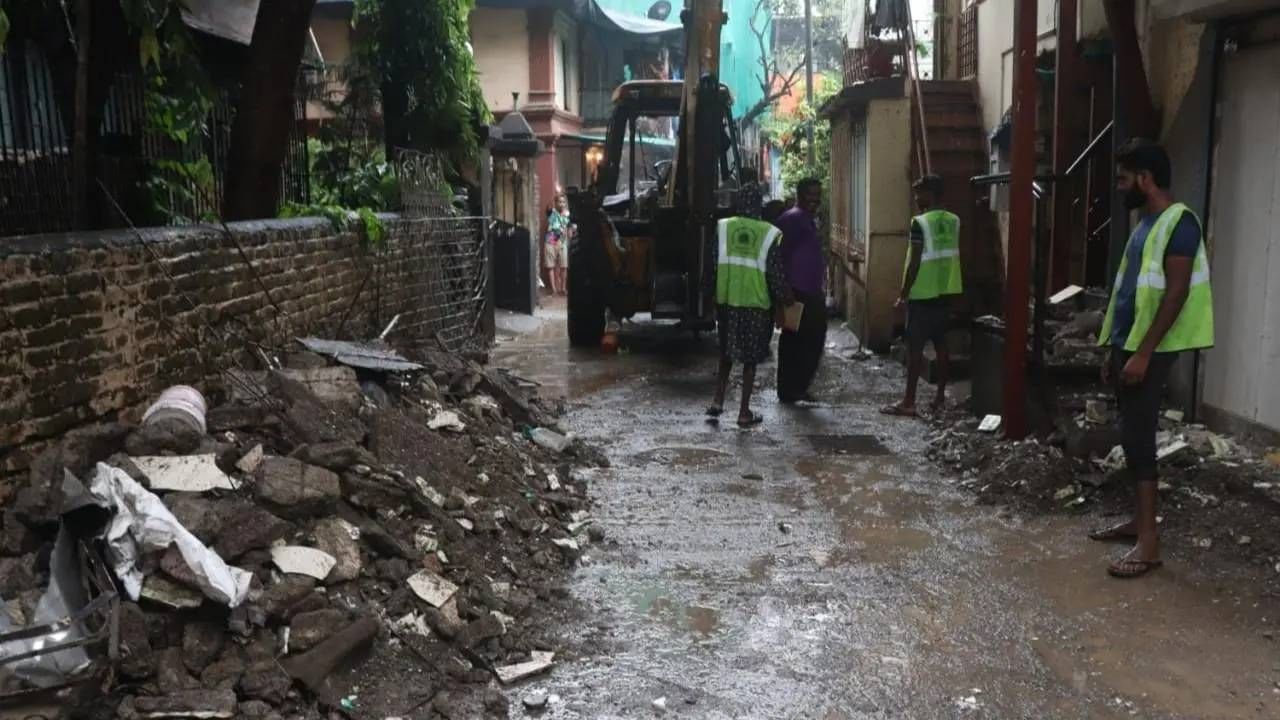 इमारतीचा काही भाग थेट अंगावर आल्याने दोघांचा मृत्यू, महापालिका म्हणते...