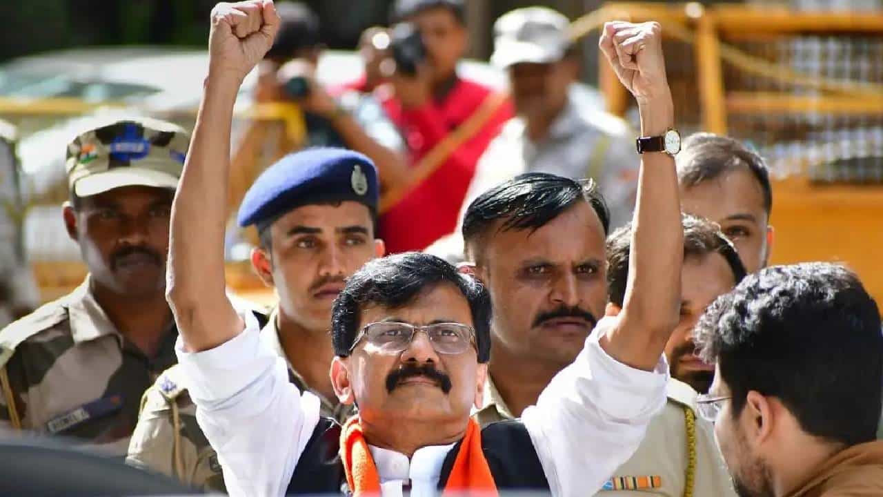 ‘फौजदाराचा शिपाई होऊन येणार नाही’; राऊत यांची फडणवीस यांच्यावर पुन्हा येईनवरून टीका ‘फौजदाराचा शिपाई होऊन येणार नाही’; राऊत यांची फडणवीस यांच्यावर पुन्हा येईनवरून टीका