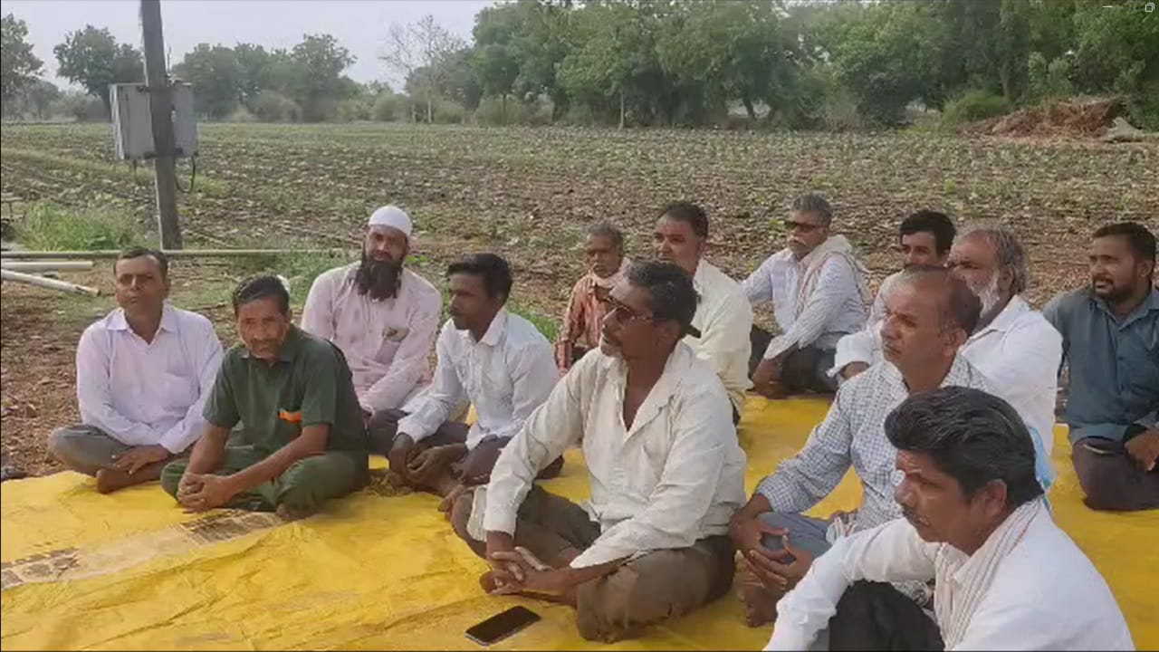 कृषी विभाग थेट शेतकऱ्यांच्या बांधावर जाऊन पिकांविषयी मार्गदर्शन करत असल्याने शेतकऱ्यांनी सुद्धा चांगला प्रतिसाद दिलाय.