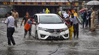 ठाकरे गटाच्या ‘आक्रोशा’ला शिंदे गटाचे काळे झेंडे, मुंबईत दोन्ही गट आमनेसामने; जोरदार घोषणाबाजी