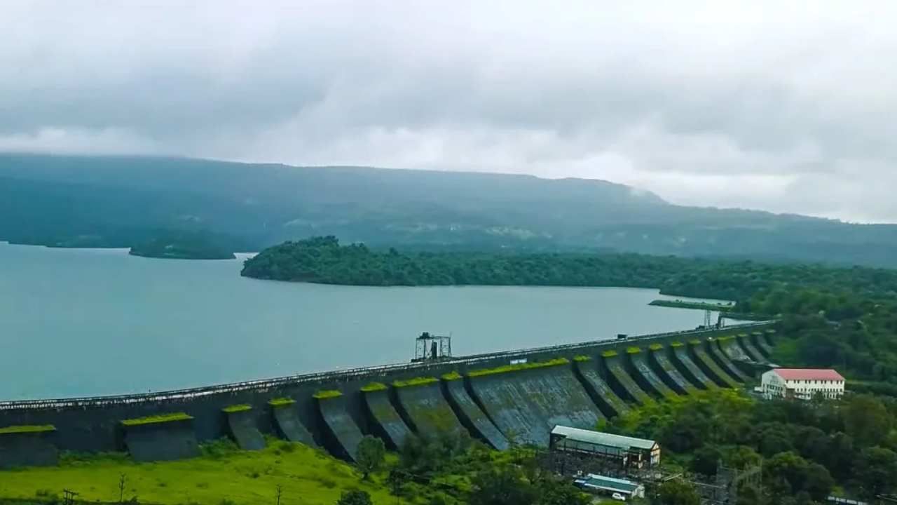 राधानगरी धरणाचं बांधकाम दगडात करण्यात आलेलं आहे. त्यामुळे ते आजही भक्कम आहे. या धरणाची उंची 38.41 मीटर आहे, तर लांबी 1037 मीटर आहे. 