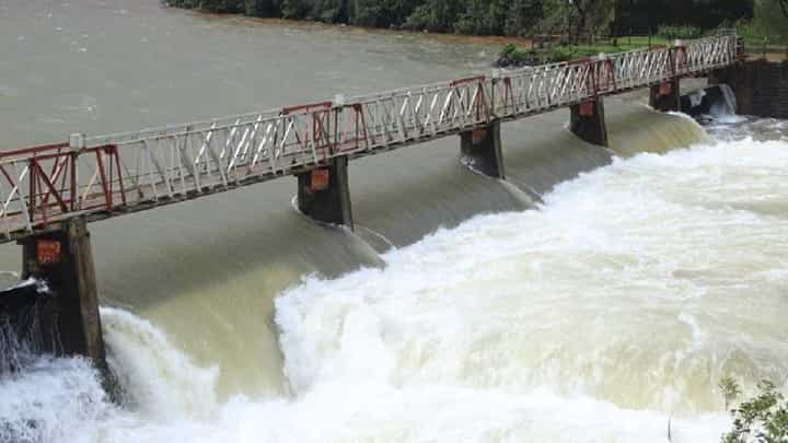 कोल्हापुरकरांवर पूराचे मळभ; सततच्या पावसामुळे राधानगरी धरणाचे 4 दरवाजे उघडले कोल्हापुरकरांवर पूराचे मळभ; सततच्या पावसामुळे राधानगरी धरणाचे 4 दरवाजे उघडले