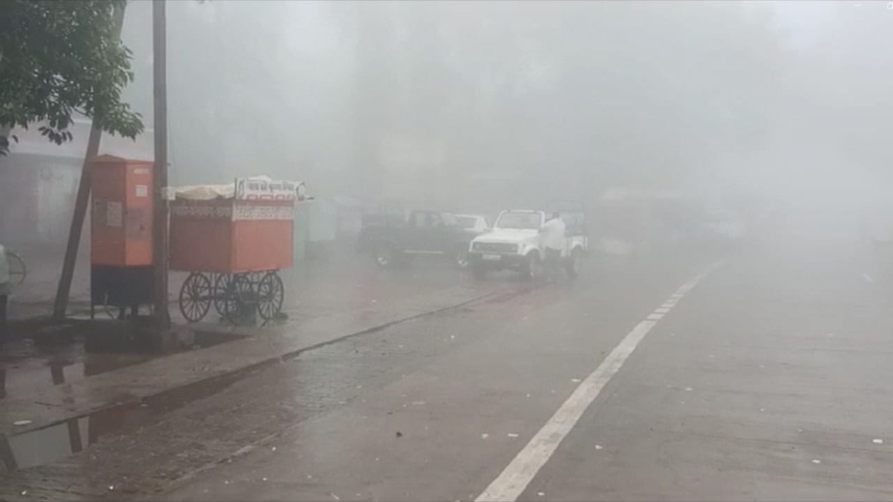 सकाळपासून चिखलदऱ्यात घनदाटत धुक्याची चादर दिसत आहे. 