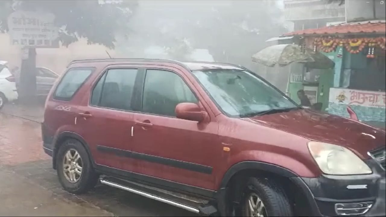 आज चिखलदऱ्यामध्ये संपूर्ण धुके दाटले असून सगळीकडे धुक्याची चादर पाहायला मिळत आहे.