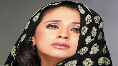 Urmila Matondkar हिला दिग्दर्शकासोबत असलेलं अफेअर पडलं महागात; पत्नीने रंगीला गर्लच्या लगावली कानशिलात आणि...