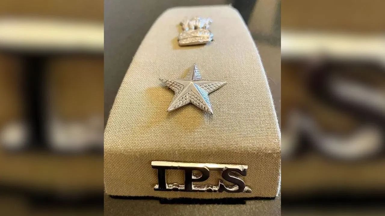 IPS : यूपीएससी सिव्हिल सर्व्हिस परीक्षेनंतर निवडलेल्या उमेदवारांची आयपीएस ऑफिसर म्हणून निवड केली जाते. या पदावर काम करणाऱ्या अधिकाऱ्याला बेसिक सॅलरी 56,100 रुपयांपासून सुरु होते. आठ वर्षांचा कार्यकाळ पूर्ण केल्यानंतर प्रत्येक महिन्याला 1,31,000 इतका पगार मिळतो.