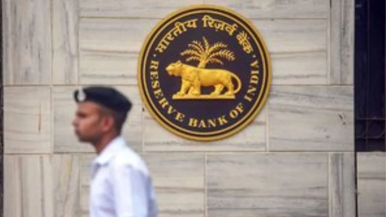 RBI Grade B : रिझर्व्ह बँक ऑफ इंडियामध्ये ग्रेड बी हे पद सर्वाधिक पगार घेणारं आहे. या पदासाठी पगार बेसिक 67,000 रुपयांपासून सुरु होते. तसेच सरकारी भत्ते आणि इतर लाभ मिळतात. या पदावर निवड झालेले उमेदवार पुढे जाऊन देशाचे मुख्य आर्थिक सल्लागार बनू शकतात. 