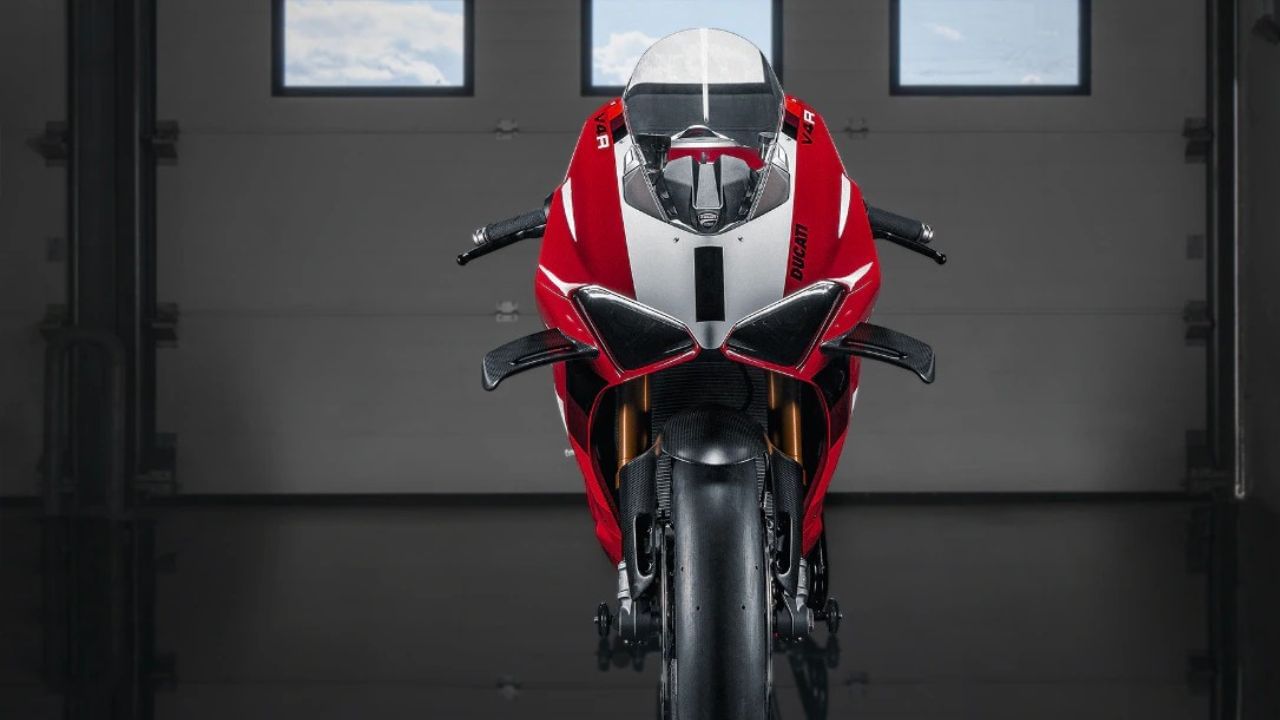 Panigale V4 R मध्ये कंपनीने 998 cc Desmosedici Stradale R इंजिन वापरले आहे, जे 16,500 rpm पॉवर देते. 215 Bhp  पॉवर जनरेट करण्याची क्षमता आहे. डुकाटीने सांगितल्या प्रमाणे  या गाडीत Shell PLC तंत्रज्ञानाने विकसित केलेल्या इंजिनचा वापर करण्यात आला आहे. यामुळे इंजिनचा घर्षनाचा वेग 10 टक्कांनी कमी होतो. याचा परिणाम गाडीमध्ये 4.4 बीएचपी पॉवर वाढते.  