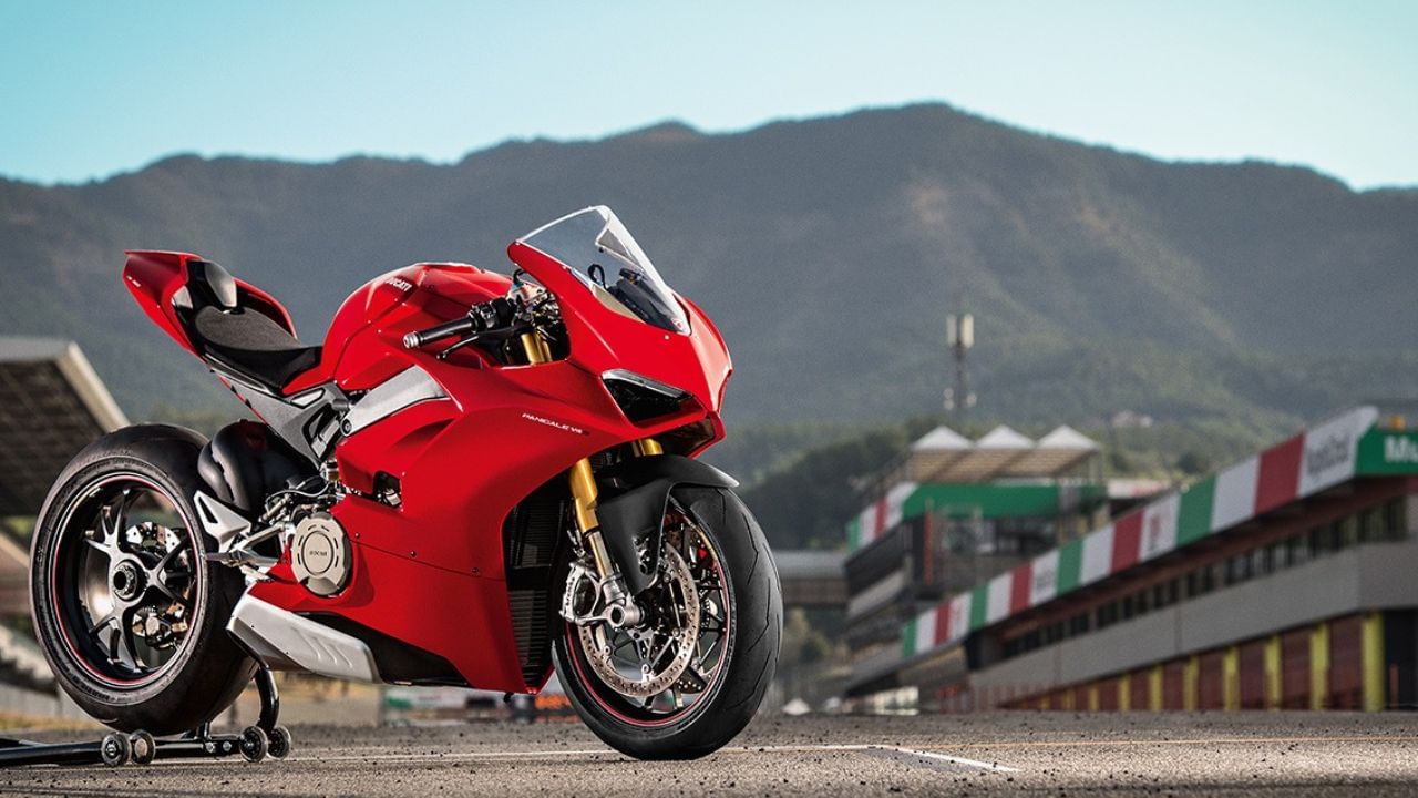 Ducati Panigale V4R मध्ये, कंपनीने नवीन रिअल ड्रायव्हिंग एमिशन (RDE) नियमांनुसार डिझाइन केलेले इंजिन वापरले आहे. ही एक ट्रैक-फोकस्ट सुपरबाईक आहे. या बाईकमध्ये अनेक गोष्टी आहेत ज्या रेस बाईकसारख्या आहेत. याला MotoGP सारखे लूक देण्यात आले आहे. 