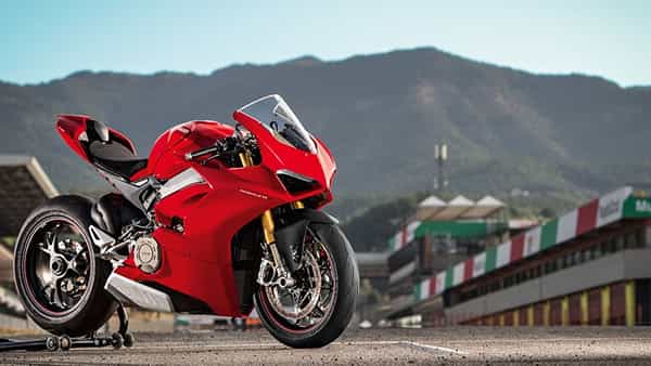 Ducati Panigale V4R मध्ये, कंपनीने नवीन रिअल ड्रायव्हिंग एमिशन (RDE) नियमांनुसार डिझाइन केलेले इंजिन वापरले आहे. ही एक ट्रैक-फोकस्ट सुपरबाईक आहे. या बाईकमध्ये अनेक गोष्टी आहेत ज्या रेस बाईकसारख्या आहेत. याला MotoGP सारखे लूक देण्यात आले आहे.