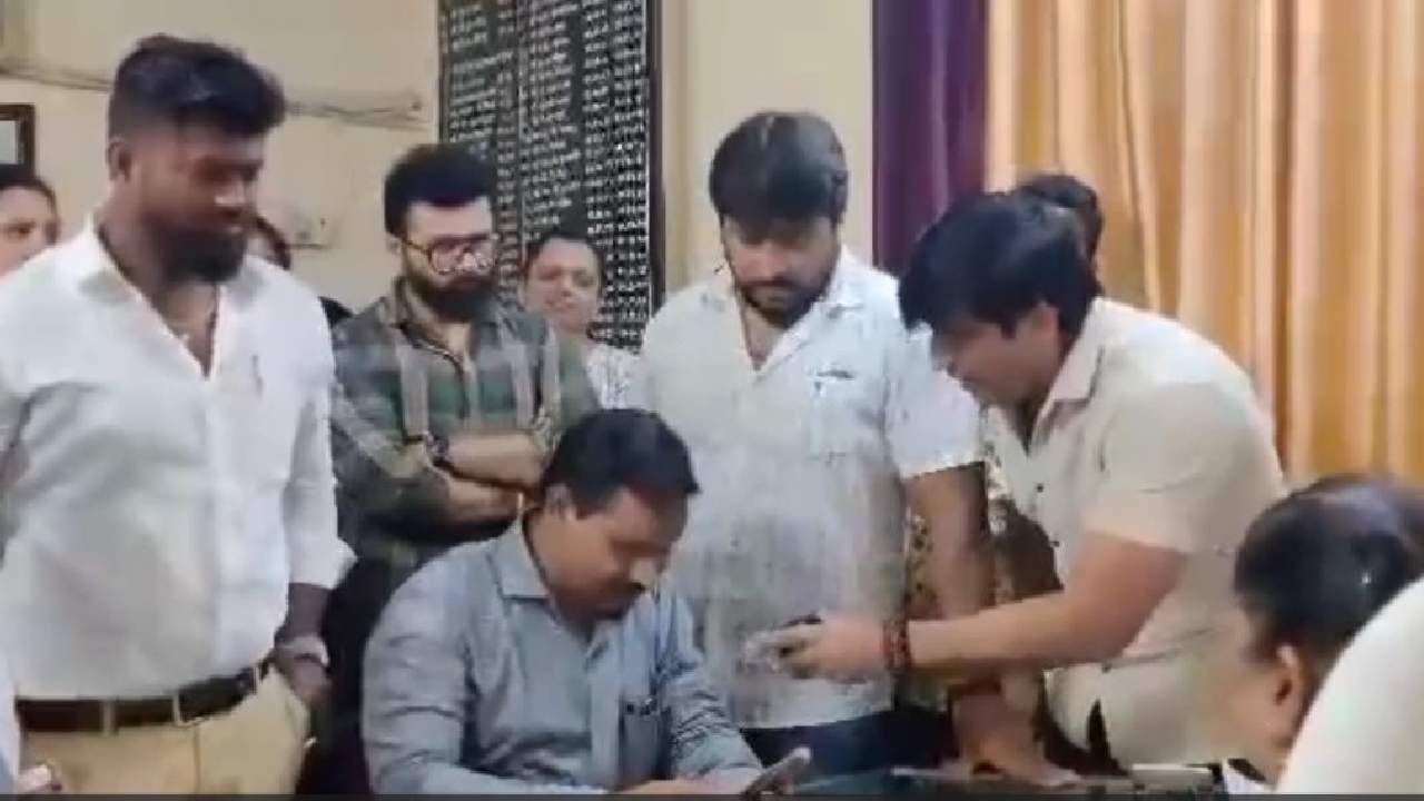 अंबरनाथमध्ये शिंदे गटाचे पदाधिकारी आक्रमक, अधिकाऱ्यांना बांगड्या दिल्या भेट अंबरनाथमध्ये शिंदे गटाचे पदाधिकारी आक्रमक, अधिकाऱ्यांना बांगड्या दिल्या भेट