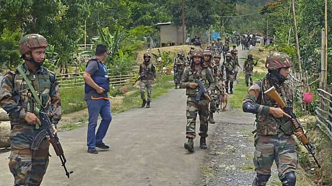 Manipur violence : कारगिल युद्ध लढलं, पण पत्नीला वाचवू नाही शकलो; व्हायरल व्हिडीओतील महिलेचा आर्मी रिटायर पती हळहळला!