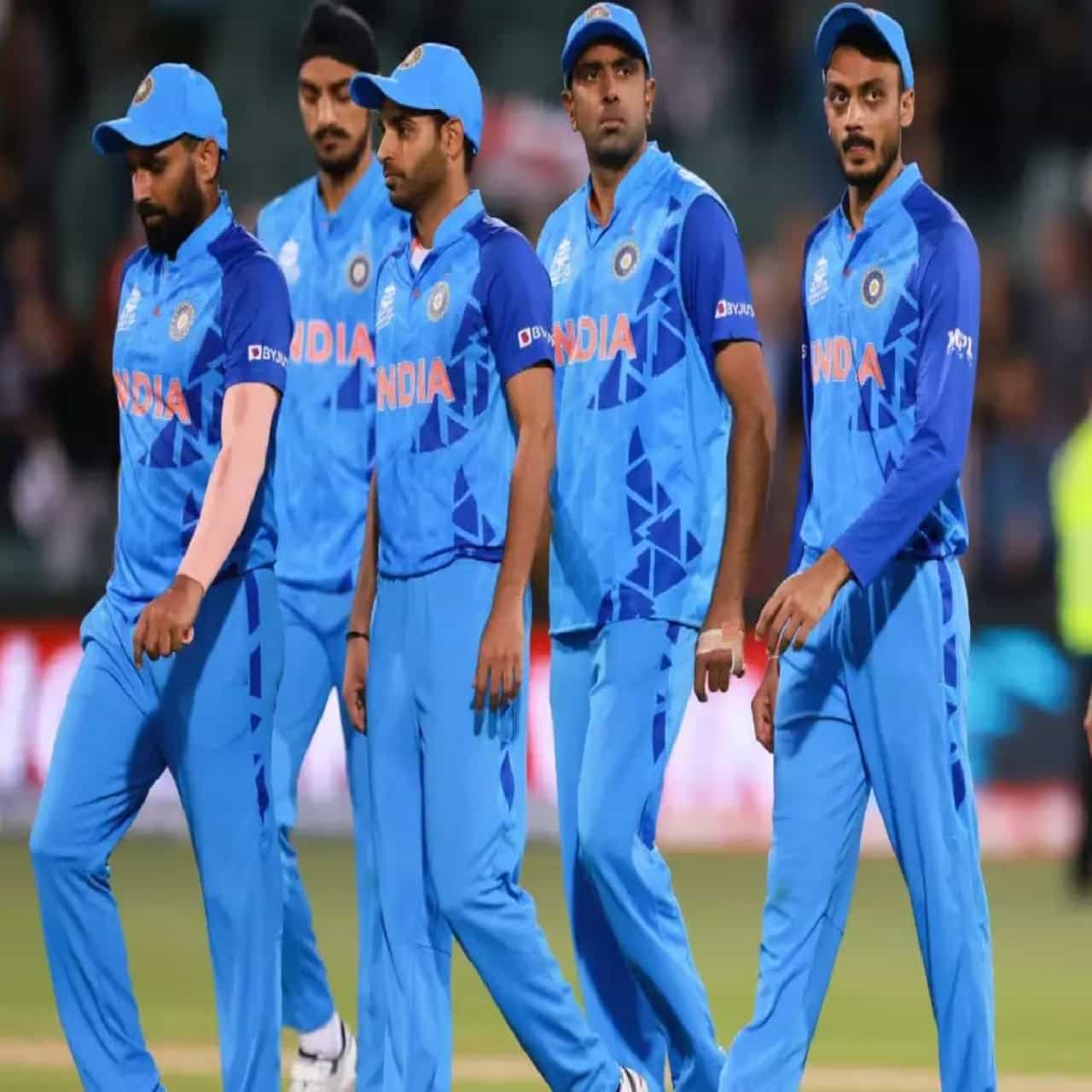 रोहित शर्मा याच्या नेतृत्वात टीम इंडिया वर्ल्ड कपमध्ये इतर 9 संघाविरुद्ध 9 शहरांमध्ये 9 साखळी सामने खेळणार आहे. टीम इंडियाला यासाठी तब्बल 8 हजार 400 किलोमीटर इतरा प्रवास करावा लागणार आहे. तसेच टीम इंडिया सेमी फायनल आणि फायनलमध्ये पोहचल्यास हीच आकडेवारी 42 दिवस, 11 सामने आणि 9 हजार 700 किमी प्रवास अशी होईल.