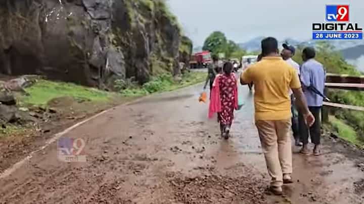 आंबेनळी घाटात काय झालं की वाहतूक ताम्हिणी घाटातून फिरवली, पहा नेमकं काय झालय घाटात? आंबेनळी घाटात काय झालं की वाहतूक ताम्हिणी घाटातून फिरवली, पहा नेमकं काय झालय घाटात?