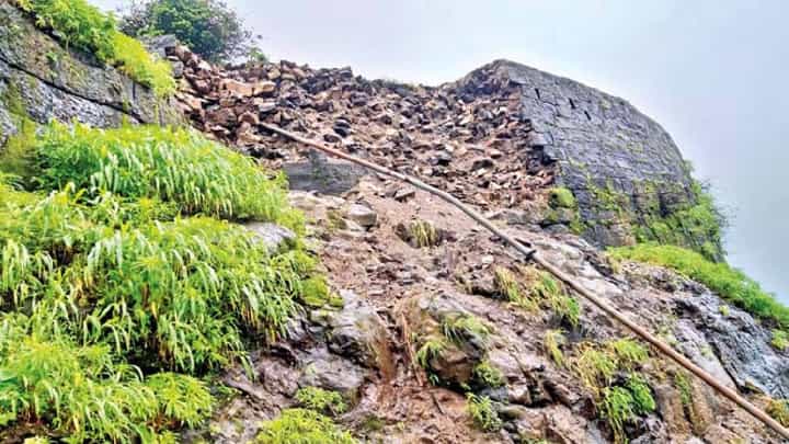 मुसळधार पावसाचा कोल्हापूरच्या विशाळगडला फटका; गाडाचा बुरूज ढासळला मुसळधार पावसाचा कोल्हापूरच्या विशाळगडला फटका; गाडाचा बुरूज ढासळला
