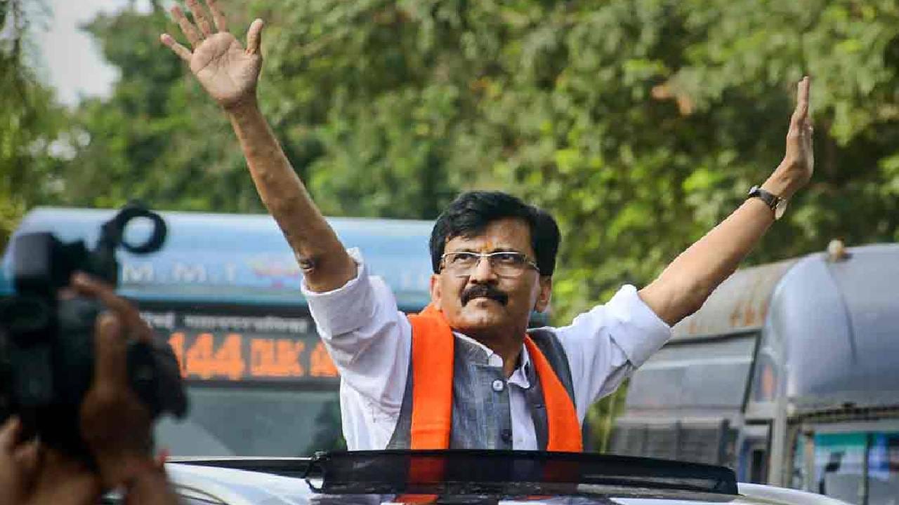 ‘राऊत यांना ब्लॅकमेल करण्यासाठीच सगळ्या यंत्रणाचा केंद्रासह राज्याकडून वापर’; शिवसेना नेत्याचा हल्लाबोल ‘राऊत यांना ब्लॅकमेल करण्यासाठीच सगळ्या यंत्रणाचा केंद्रासह राज्याकडून वापर’; शिवसेना नेत्याचा हल्लाबोल