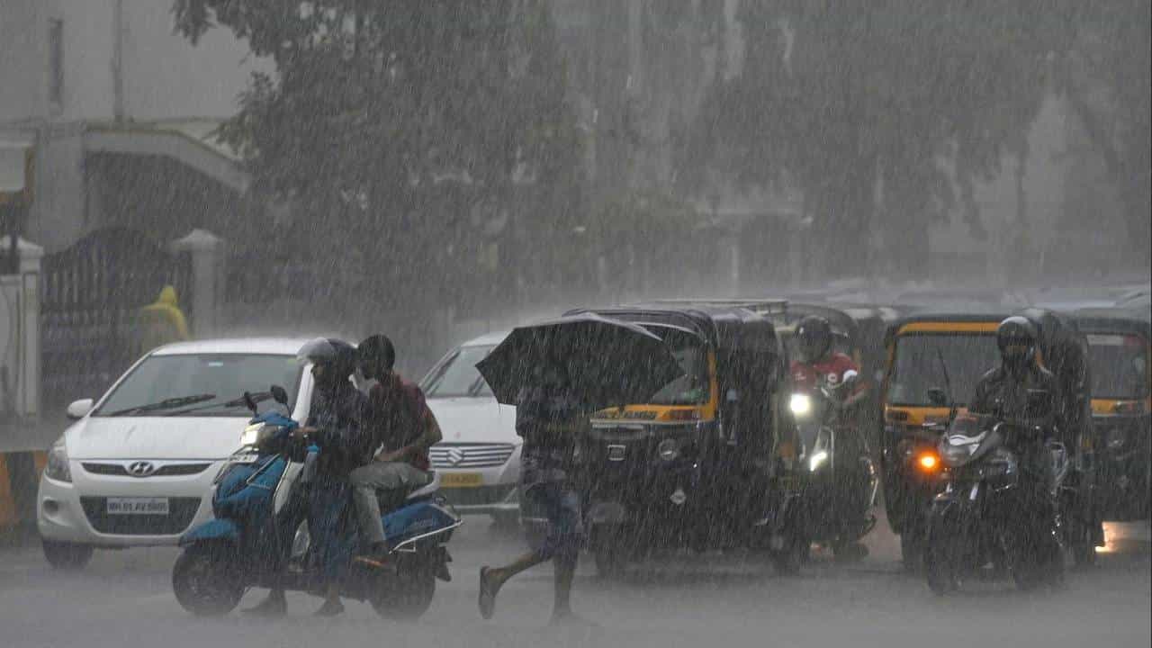 मुंबईसह उपनगरात पावसाचा जोर वाढला; सखल भागात पाणी साचले