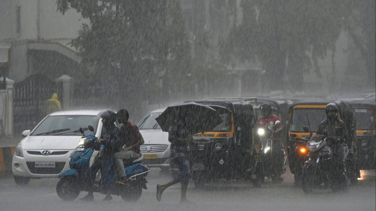 मुंबईसह उपनगरात पावसाचा जोर वाढला; सखल भागात पाणी साचले मुंबईसह उपनगरात पावसाचा जोर वाढला; सखल भागात पाणी साचले