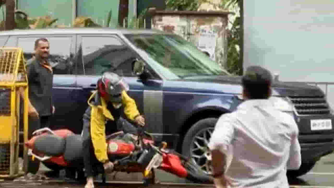 आदित्य ठाकरे यांच्या गाडीला बाईक धडकली, शिवसेना भवनासमोर घडली घटना!