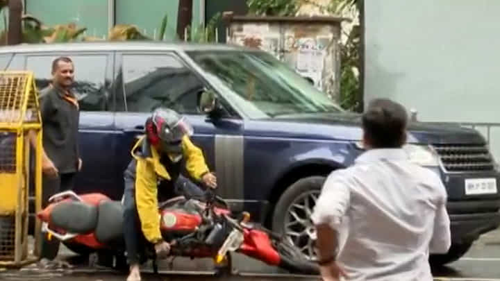 आदित्य ठाकरे यांच्या गाडीला बाईक धडकली, शिवसेना भवनासमोर घडली घटना! आदित्य ठाकरे यांच्या गाडीला बाईक धडकली, शिवसेना भवनासमोर घडली घटना!