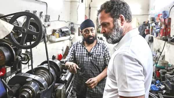 काँग्रेस नेते राहुल गांधी सर्वसामान्य जनतेच्या भेटीगाठी घेत असल्याचं दिसत आहे. नुकतंच त्यानी दिल्लीच्या करोलबाग मार्केटला भेट दिली. राहुल गांधी यांनी सोशल मीडियावर फोटो पोस्ट केले आहेत.