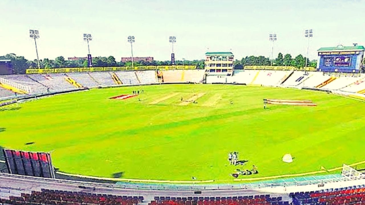 मोहाली : पंजाबमधील मोहाली क्रिकेट स्टेडियमला या वर्ल्ड कपसाठी डावलण्यात आले आहे. यामुळे पंजाब क्रिकेट असोसिएशनने नाराजी व्यक्त केली आहे. पंजाबचे क्रिडा मंत्री गुरमीत सिंह यांनी बीसीसीआयवर स्टेडियम निवडतांना राजकारण केल्याचा आरोप केला आहे.