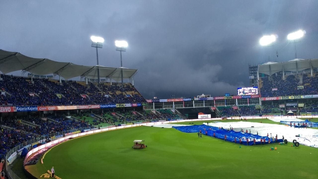 तिरुवनंतपुरम : केरळ येथील प्रसिध्द स्टेडियम ग्रीनफील्ड इंटरनेशनल स्टेडियमवर एकही मॅच न ठेवल्यामुळे तिरुवनंतपुरमचे खासदार शशी थरुर चांगलेच नाराज झाले आहेत. 