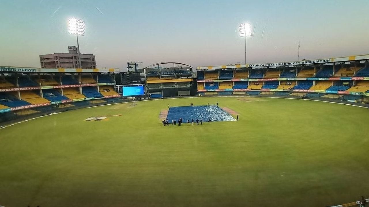 इंदौर :  2023 च्या वर्ल्डकप साठी यावेळी इंदौरची निवड करण्यात आलेली नाही. इंदौर स्टेडियमवर अनेक आंतरराष्ट्रीय मॅच खेळले जातात, तरीदेखील इंदौरची निवड करण्यात आलेली नाही. यावर आश्चर्य व्यक्त केलं जात आहे.