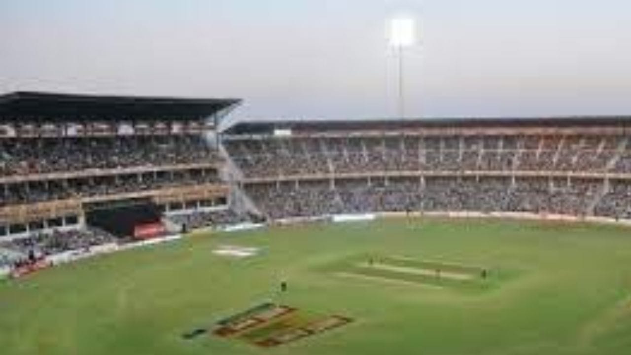 राजकोट : सौराष्ट्र क्रिकेट असोसिएशनचे स्टेडियम म्हणून ओळखले जाणारे राजकोट स्टेडियममध्ये देखील एकही मॅच होणार नसल्याने चाहते नाराज आहेत.