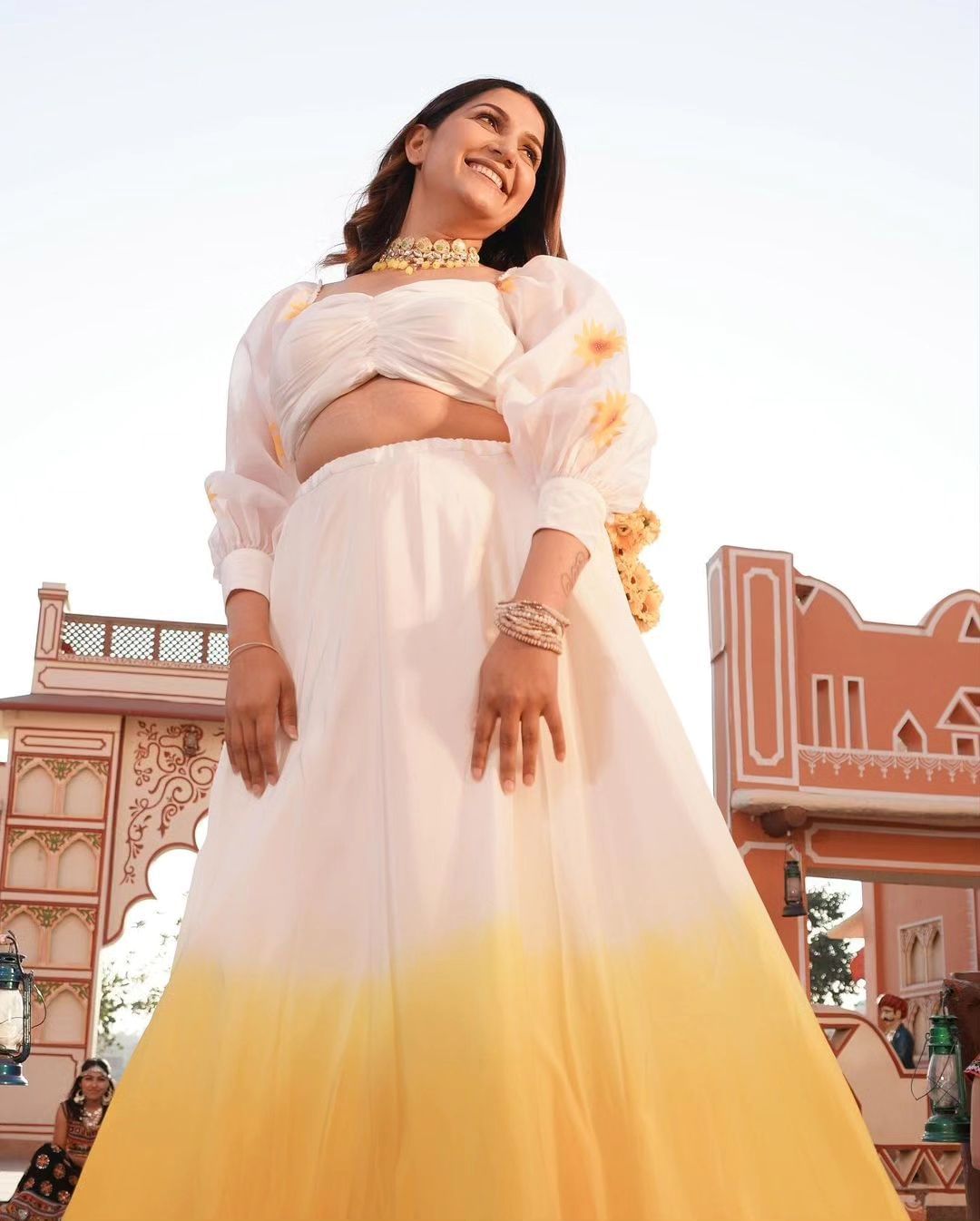 दुल्हन की ड्रेस में हरियाणवीं डांसर सपना चौधरी ने माडल संग किया रैंप वाक - Sapna  Choudhary did ramp walk in bride dress with models