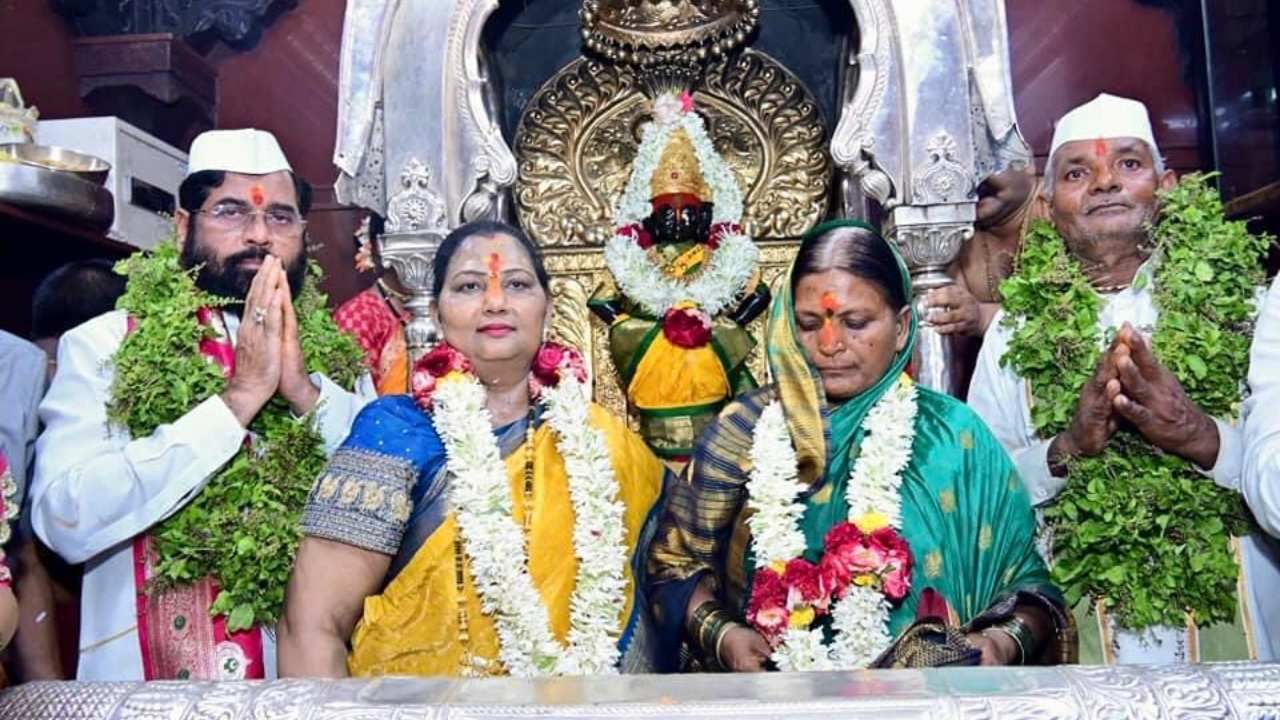 मागच्या 25 वर्षांपासून वारीत सहभागी होणारं भाऊसाहेब काळे आणि मंगल काळे हे दाम्पत्य आज मुख्यमंत्र्यांसोबत महापूजेत सहभागी झालं होतं.
