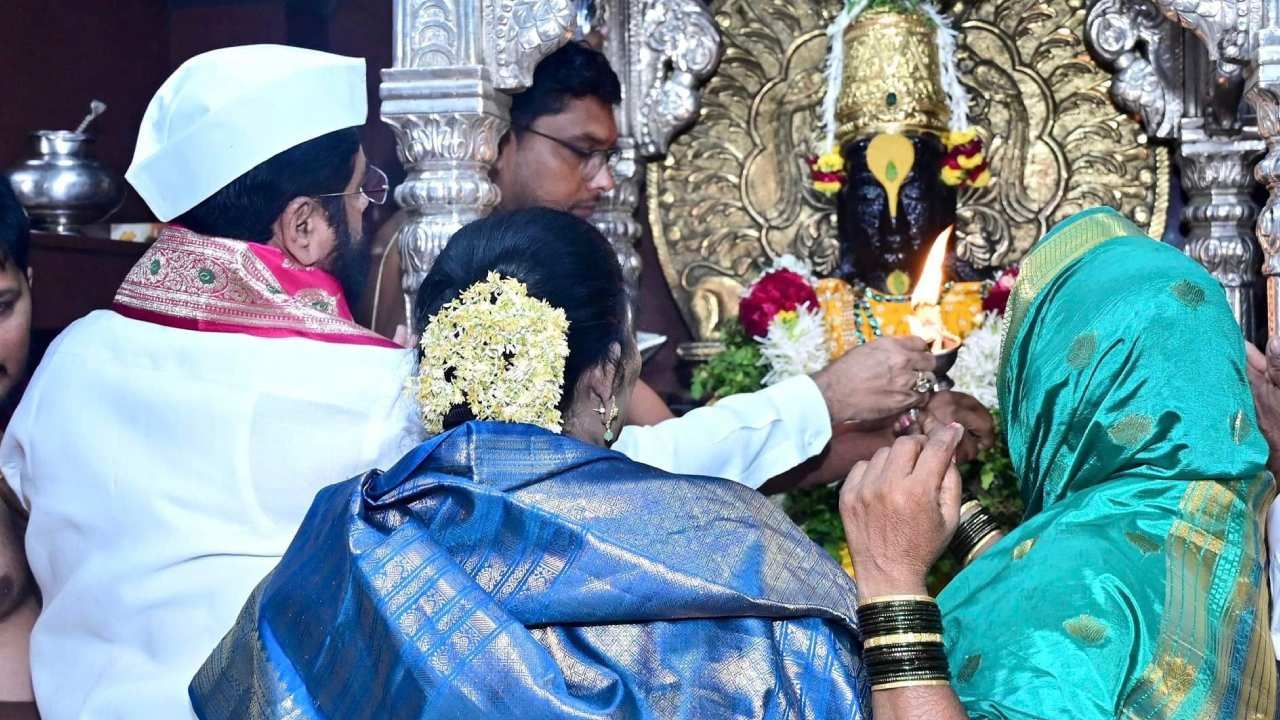 मुख्यमंत्री एकनाथ शिंदे यांनी आज सपत्निक पांडुरंगाची शासकीय महापूजा केली.