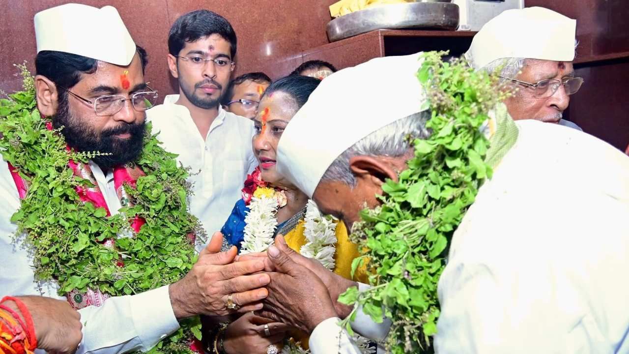 यावेळी तुझ्या आशीर्वादाने सर्व सुरळीत होऊ दे, राज्यातील बळीराजा सुखी होऊ देत, असं साकडं मुख्यमंत्री शिंदे यांनी विठ्ठलाला घातलं.