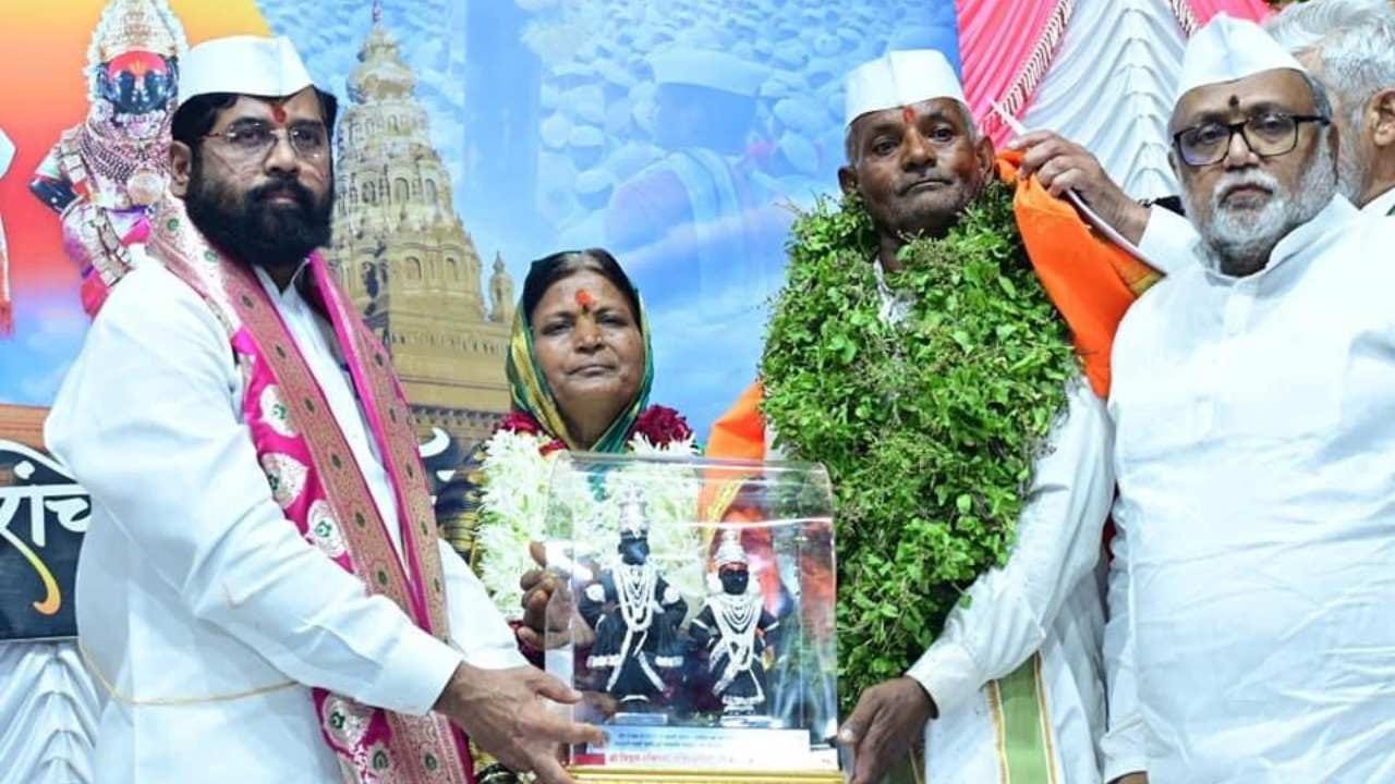 यंदा मुख्यमंत्र्यांसोबत मानाचे वारकरी म्हणून अहमदनगरमधल्या काळे दांपत्याला शासकीय महापूजेचा मान मिळाला.
