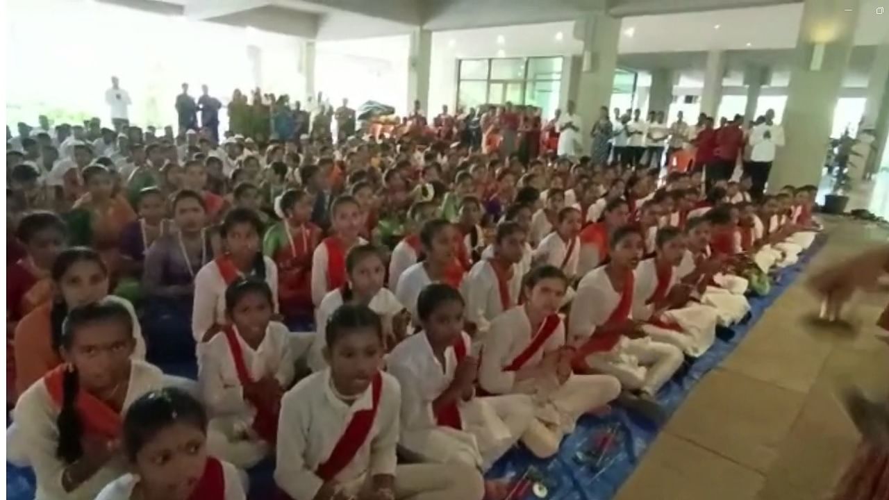 विरारच्या उत्कर्ष विद्यालयातील विषयार्थ्यांनी पारंपरिक वेशभूषेत रॅली कडून, रॅलीत प्रतिकात्मक विठ्ठल रुक्मिणी ही साकारली होती.