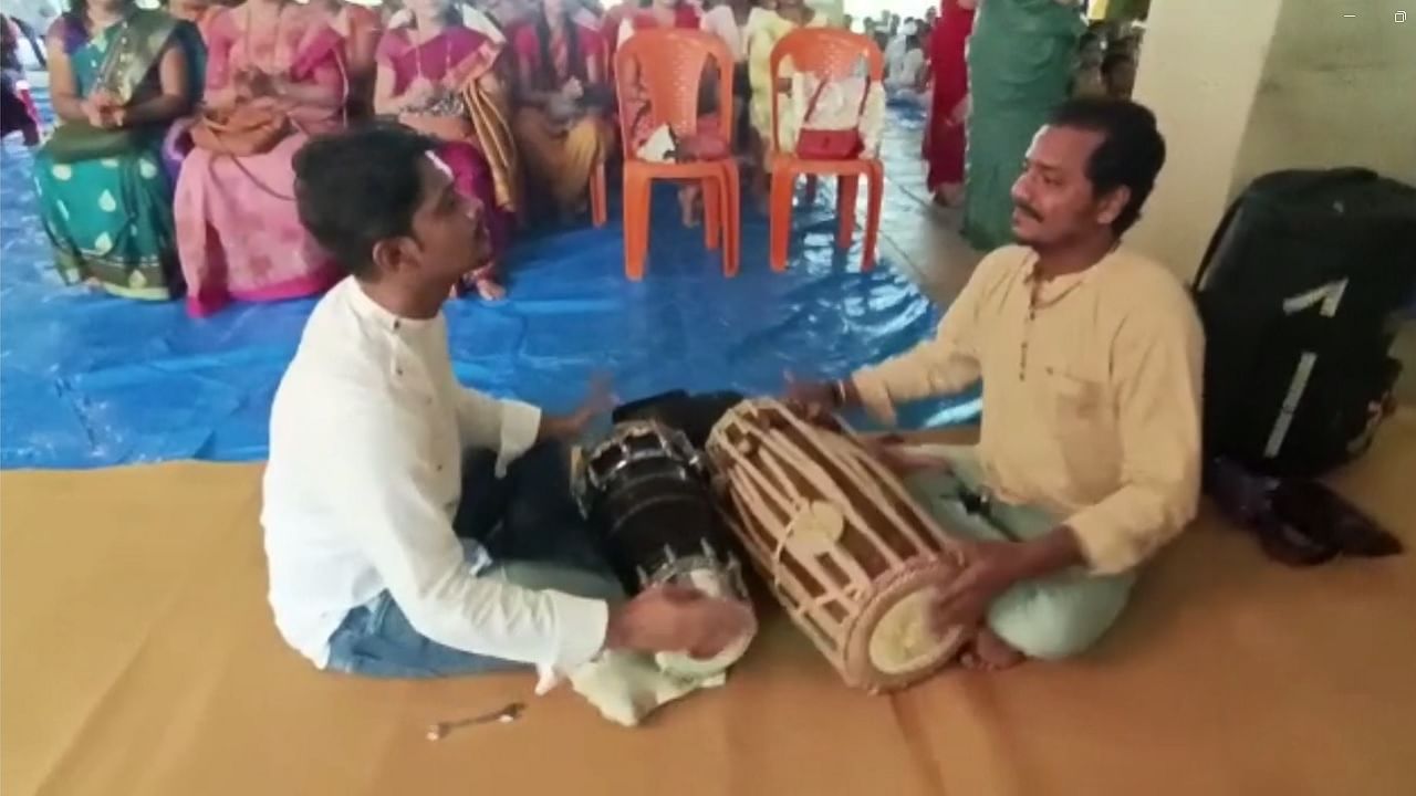 विठ्ठल रुक्मिणीची पालखी खांद्यावर घेऊन, टाळ मृदूगाचा गजर, लहेझिमचा ताल, हरी ओम विठ्ठलाचा गजर करीत उत्कर्ष विद्यालयाच्या विद्यार्थी, पालक, शिक्षक रॅलीत तल्लीन झाले आहेत.