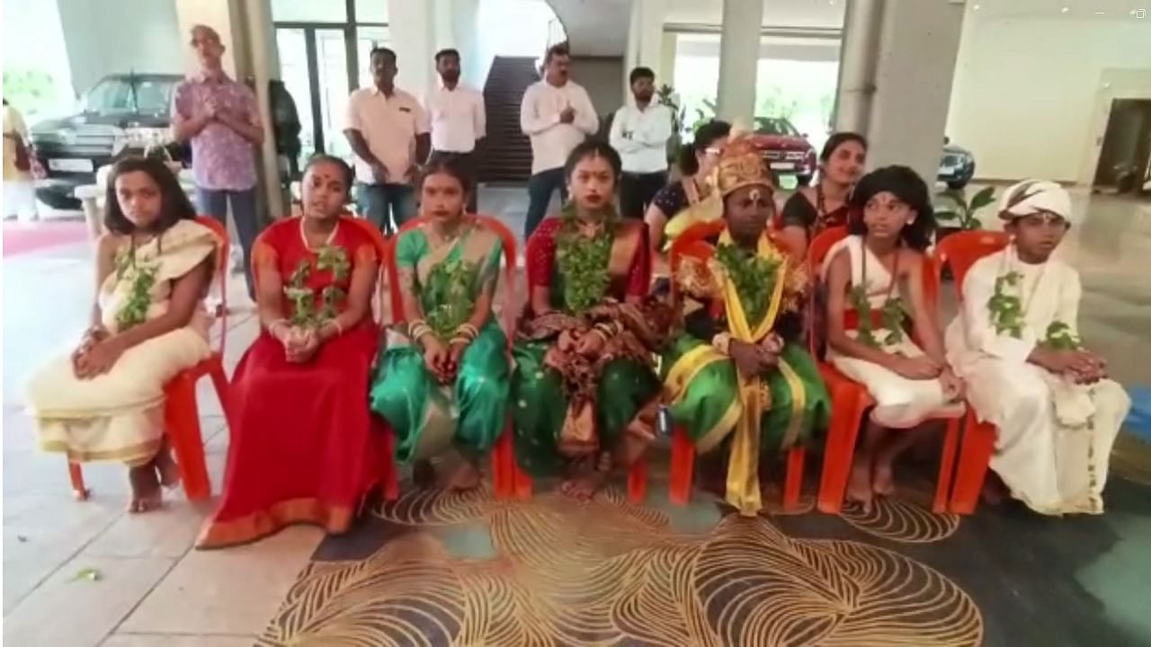 पाटील यांच्या निवासस्थानी विठ्ठल विठ्ठल विठ्ठला, हरी ओम विठ्ठला नामाचा जागर करीत, भजन आरती करीत मोठ्या भक्तिमय वातावरणात रॅलीची सांगता करण्यात आली.