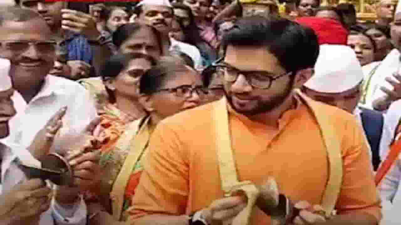 आषाढी एकादशीनिमित्त आदित्य ठाकरे यांनी टाळ वाजवण्याचा लुटला आनंद! आषाढी एकादशीनिमित्त आदित्य ठाकरे यांनी टाळ वाजवण्याचा लुटला आनंद!