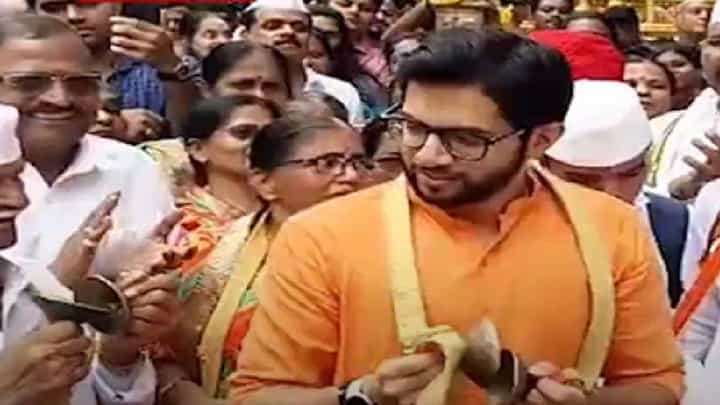 आषाढी एकादशीनिमित्त आदित्य ठाकरे यांनी टाळ वाजवण्याचा लुटला आनंद! आषाढी एकादशीनिमित्त आदित्य ठाकरे यांनी टाळ वाजवण्याचा लुटला आनंद!