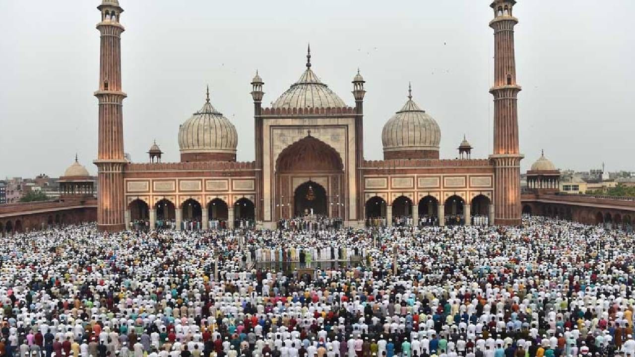 Bakri Eid 2023 : देशभरात बकरी ईद साजरी, असे आहे या दिवशी कुर्बानीचे महत्त्व Bakri Eid 2023 : देशभरात बकरी ईद साजरी, असे आहे या दिवशी कुर्बानीचे महत्त्व