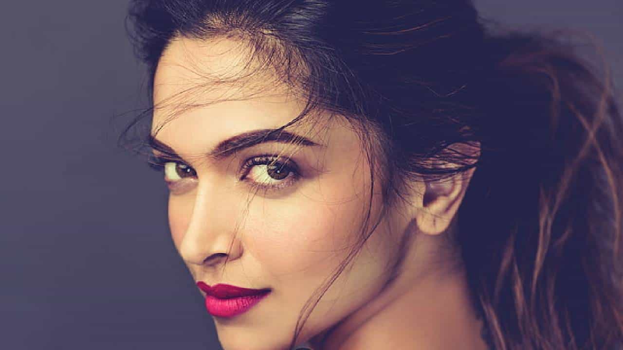 दीपिका पादुकोण हिने शाहरुख खान याच्या ओम शांति ओम या चित्रपटातून बाॅलिवूडमध्ये पदार्पण केले आहे. दीपिका पादुकोण ही बाॅलिवूडच्या टाॅप अभिनेत्रींपैकी एक आहे.