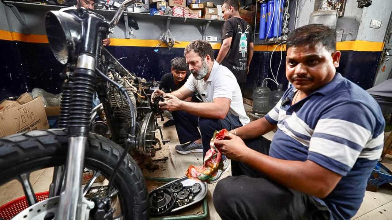 राहुल गांधी यांनी एका गॅरेजला भेट दिली. तिथले फोटो राहुल गांधी यांनी शेअर केले आहेत.